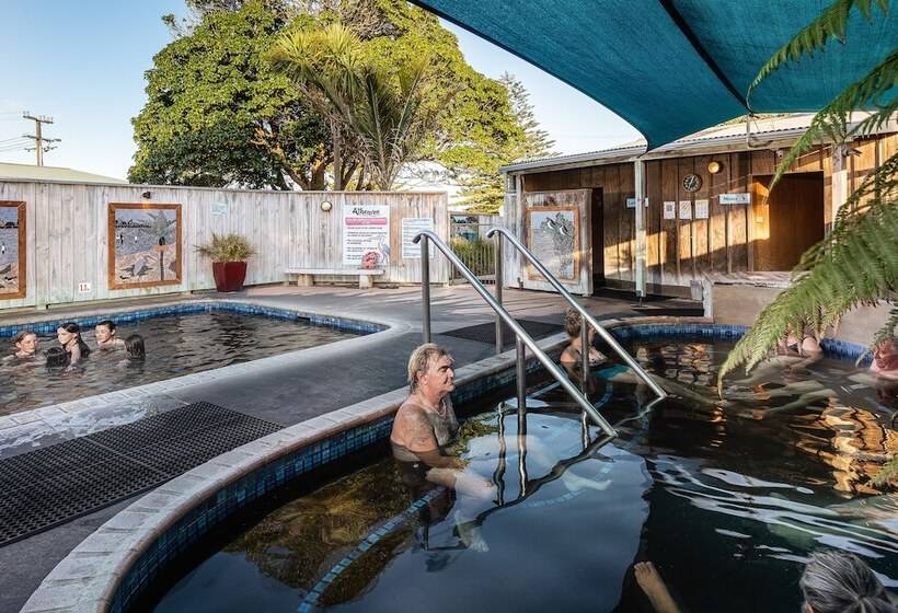 בית מלון כפרי Athenree Hot Springs & Holiday Park