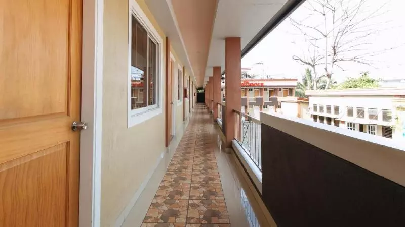 ホテル Reddoorz Plus Near Lapasan Plaza Cagayan De Oro