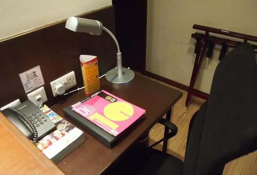 هتل Roomz