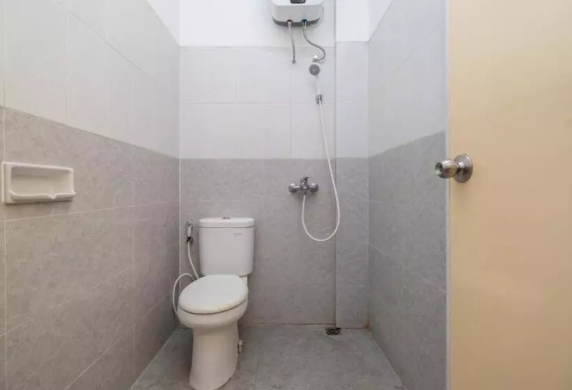 ホテル Reddoorz At Gunungsari Surabaya 2