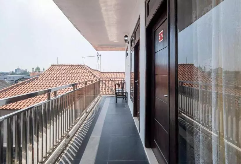 ホテル Reddoorz At Gunungsari Surabaya 2