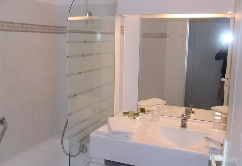 ホテル Fasthôtel Oloron Hostellerie Du Paon Blanc