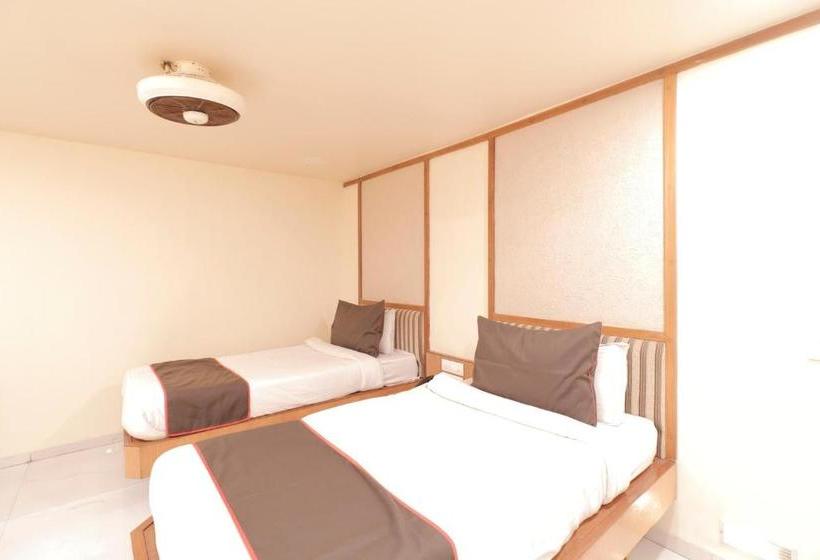 בית מלון כפרי Oyo 78661 Collection O Ashram Road