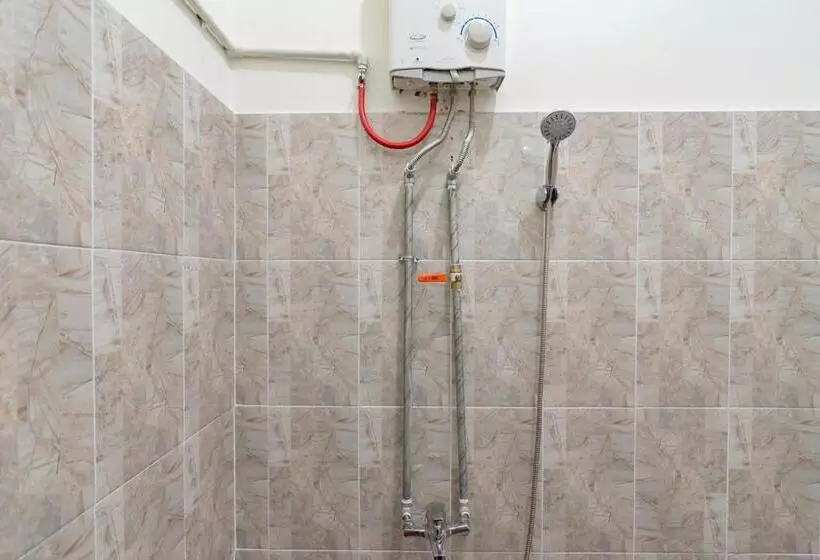 Hotelli The Lima Guest House Syariah Mitra Reddoorz