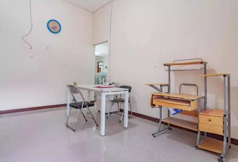 Hotelli The Lima Guest House Syariah Mitra Reddoorz