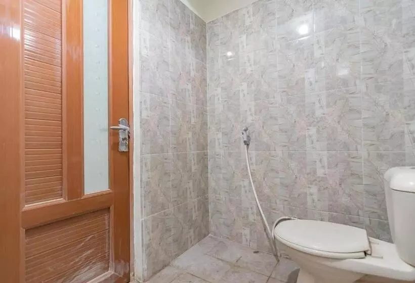 Hotelli The Lima Guest House Syariah Mitra Reddoorz