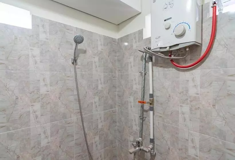 Hotelli The Lima Guest House Syariah Mitra Reddoorz