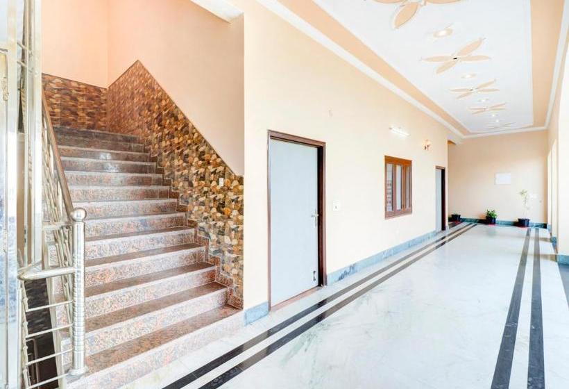 בית מלון כפרי Oyo 77568 Pari Banquet Hall