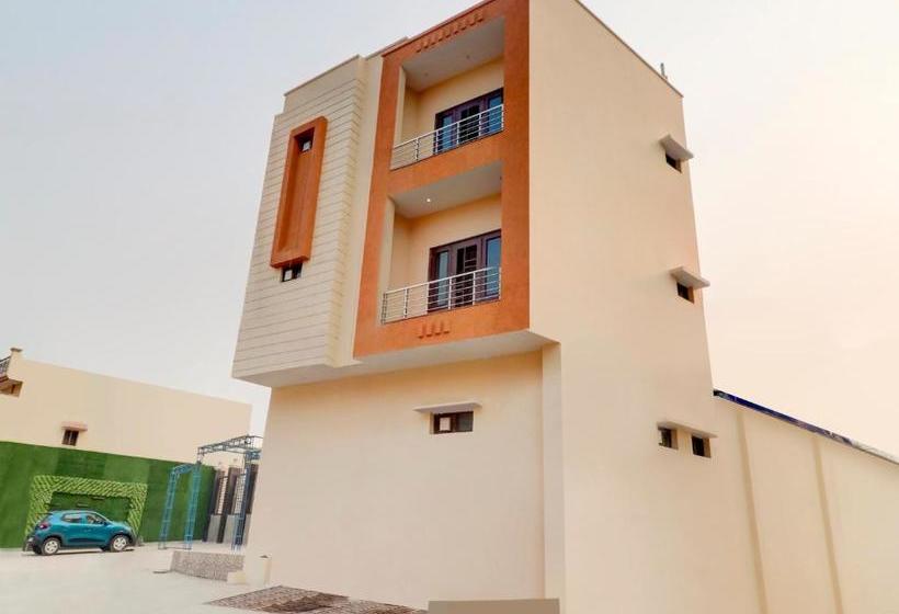 בית מלון כפרי Oyo 77568 Pari Banquet Hall