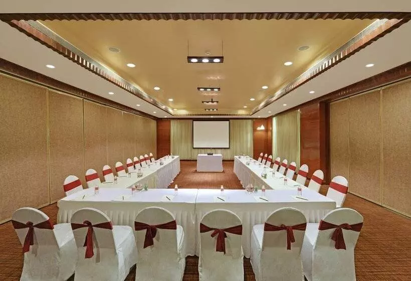 בית מלון כפרי Royal Orchid Resort & Convention Centre, Yelahanka Bangalore