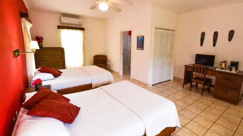هتل Turquoise Bay Dive & Beach Resort