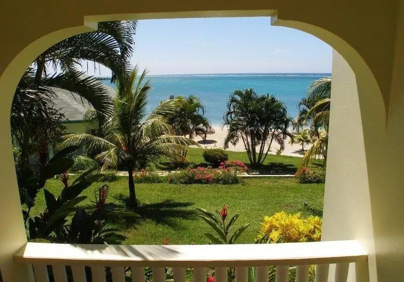 هتل Turquoise Bay Dive & Beach Resort