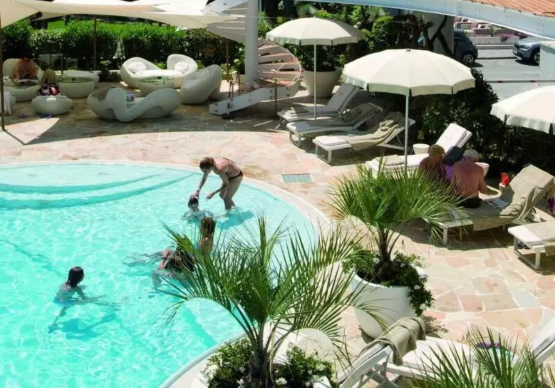 Отель Waldorf  Premier Resort