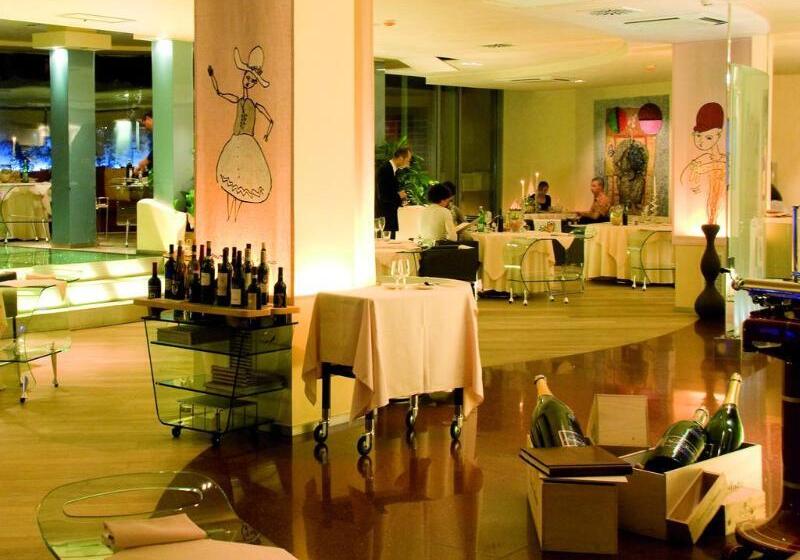 Отель Waldorf  Premier Resort