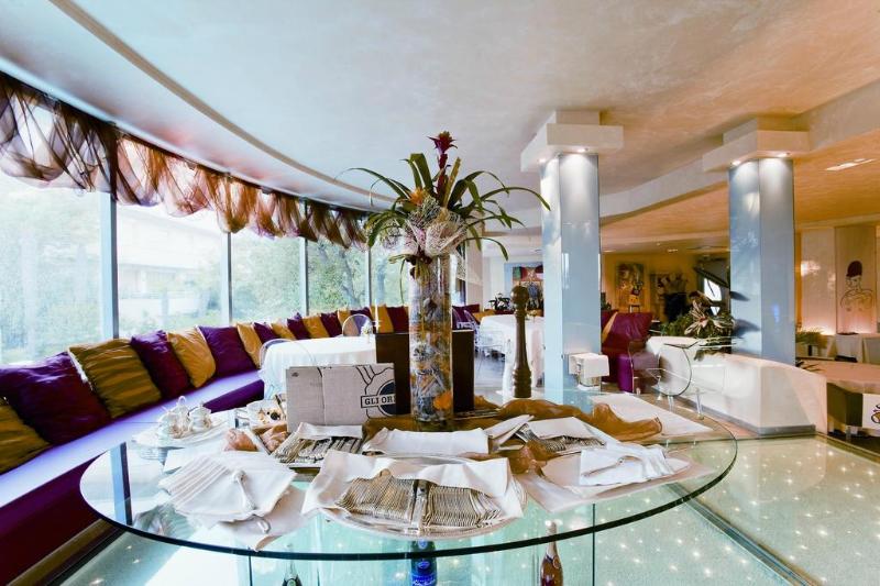 Отель Waldorf  Premier Resort