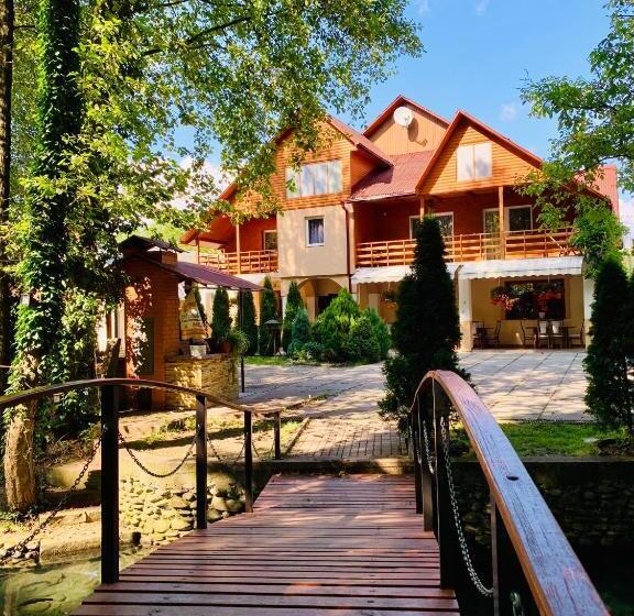 旅馆 янтарная форель