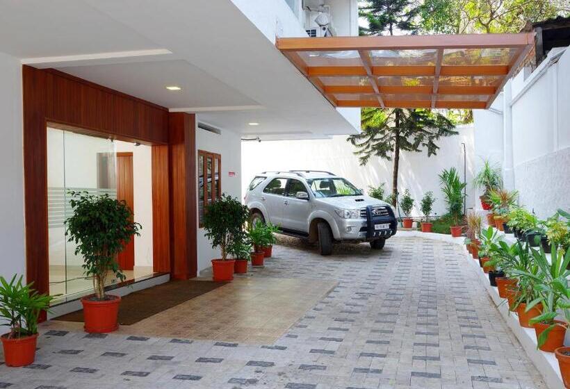 בית מלון כפרי Iswarya Residency