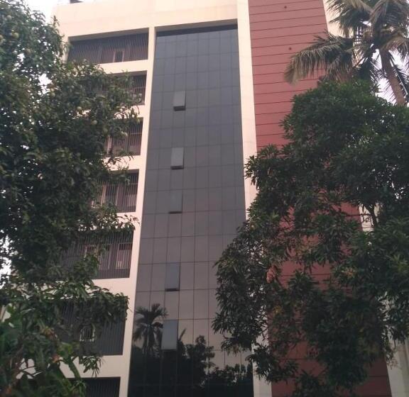 בית מלון כפרי Iswarya Residency