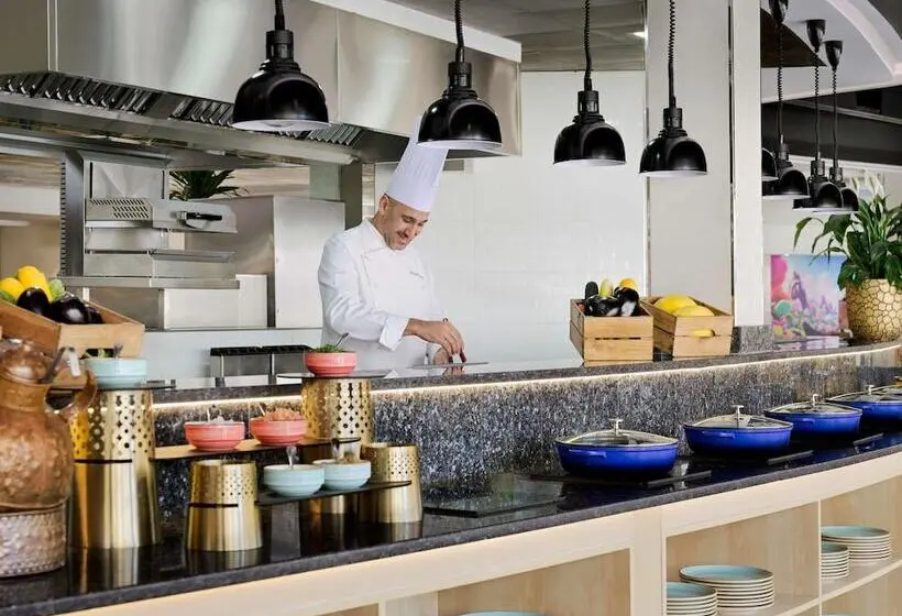 Swissotel Al Murooj Dubai
