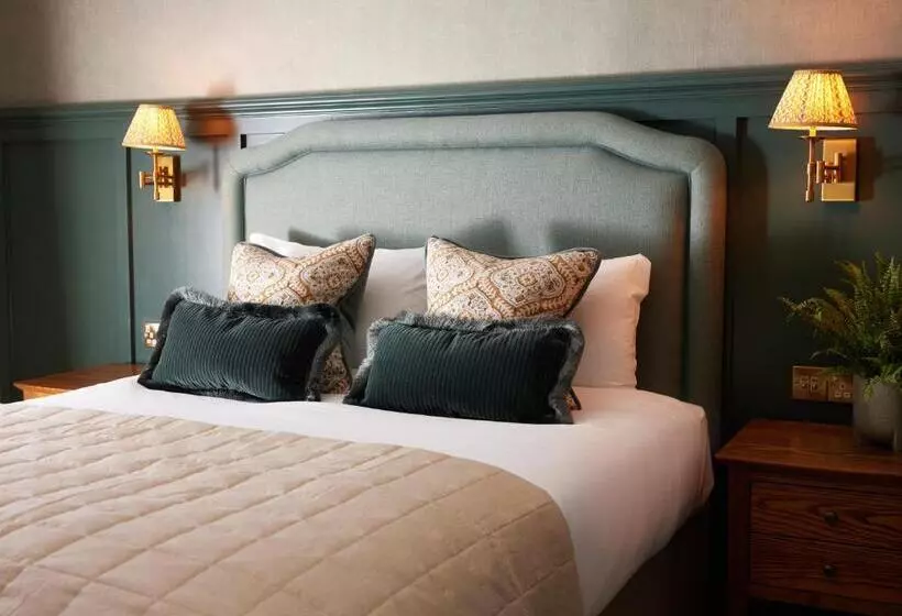 בית מלון כפרי Dog And Partridge By Greene King Inns