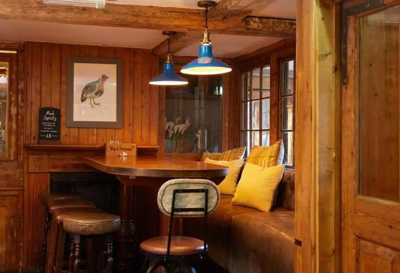 בית מלון כפרי Dog And Partridge By Greene King Inns