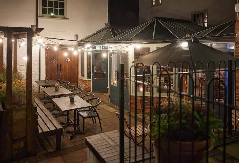 בית מלון כפרי Dog And Partridge By Greene King Inns