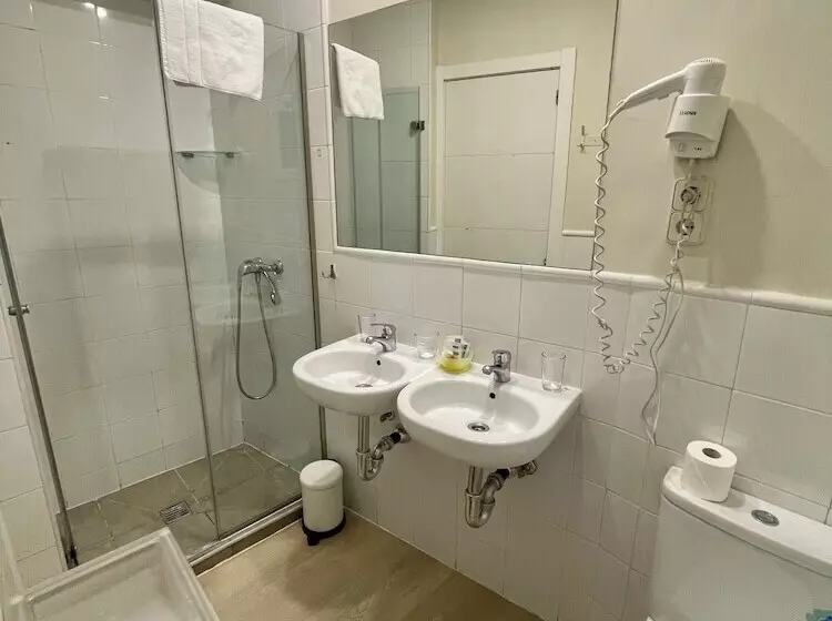هتل Hostal Madrid