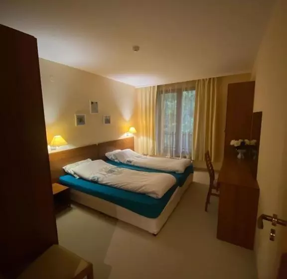 Отель Hq Apartments Villa Park