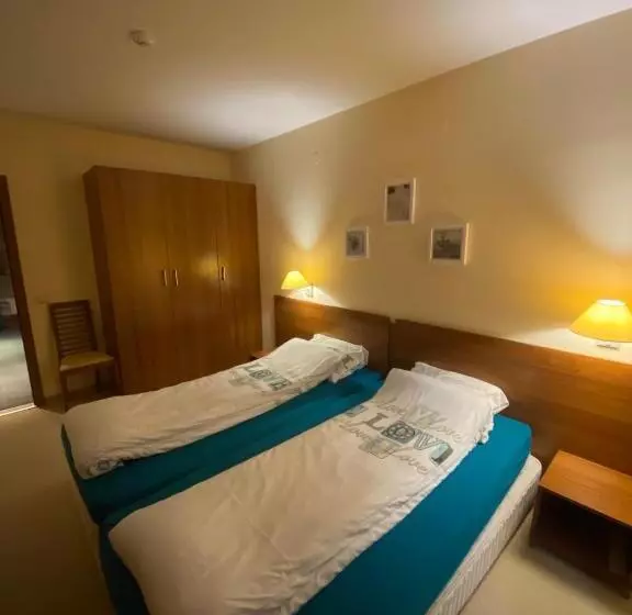 Отель Hq Apartments Villa Park