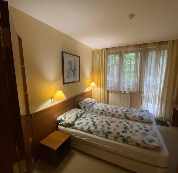 Отель Hq Apartments Villa Park