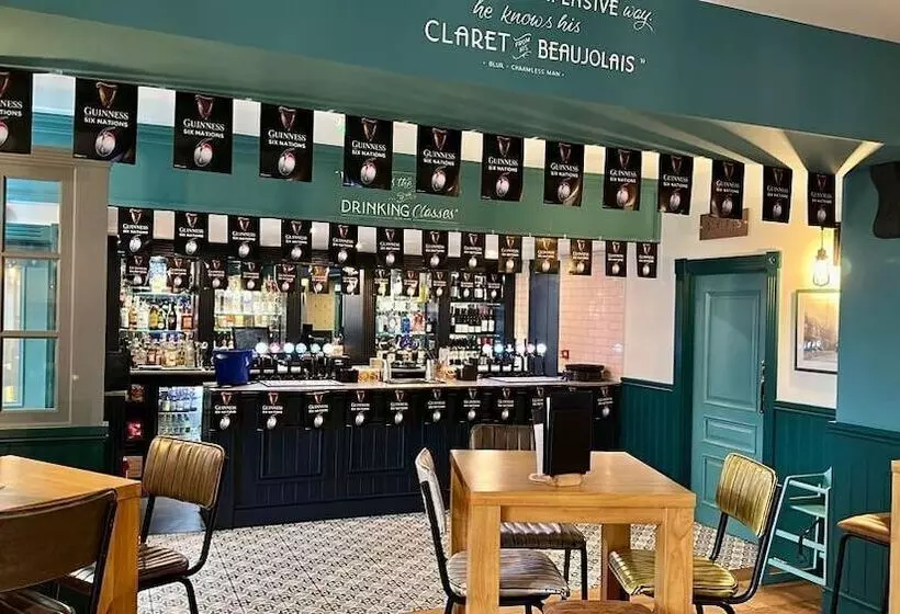 בית מלון כפרי The Regency