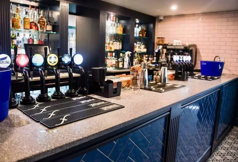 בית מלון כפרי The Regency