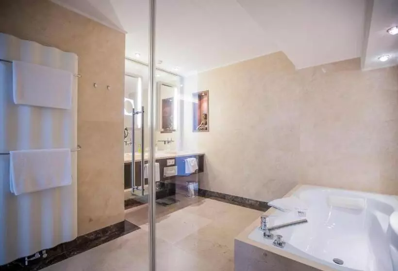 Iris Porsche Hotel & Restaurant