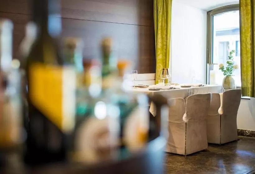 Iris Porsche Hotel & Restaurant