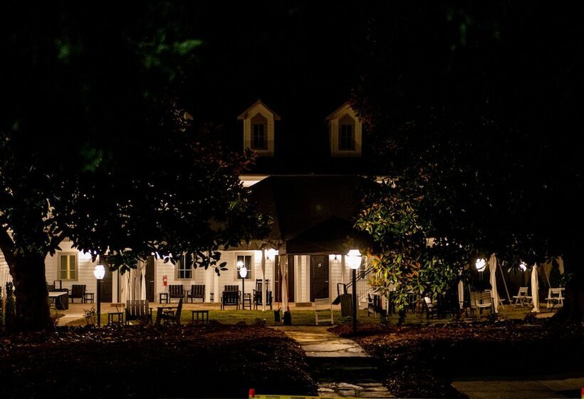 בית מלון כפרי The Colonial Inn