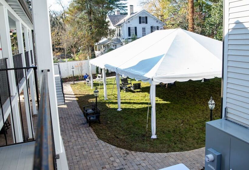 בית מלון כפרי The Colonial Inn