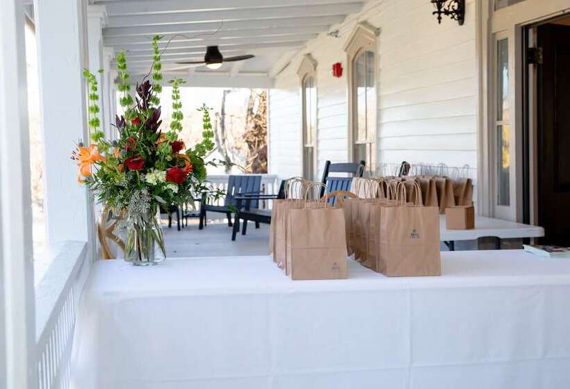 בית מלון כפרי The Colonial Inn