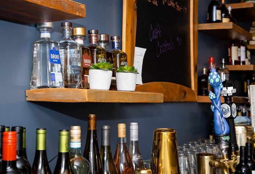 בית מלון כפרי The Colonial Inn