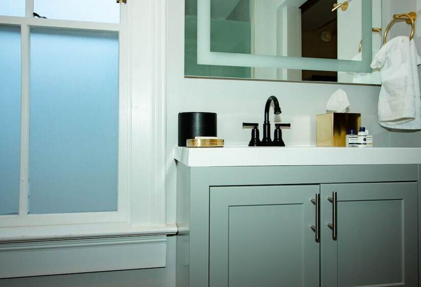 בית מלון כפרי The Colonial Inn