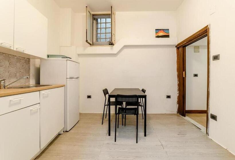 پانسیون Inside Chiaia Rooms