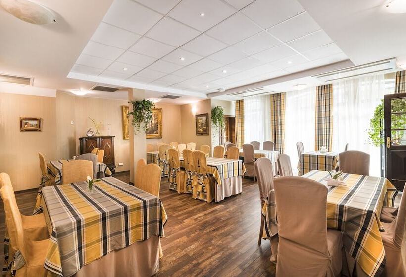 בית מלון כפרי Astoria