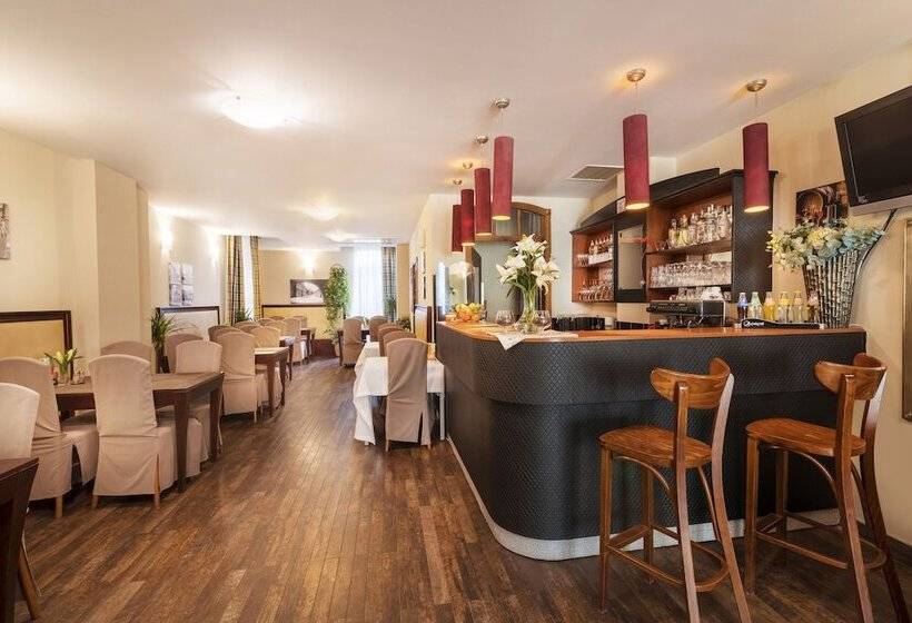 בית מלון כפרי Astoria