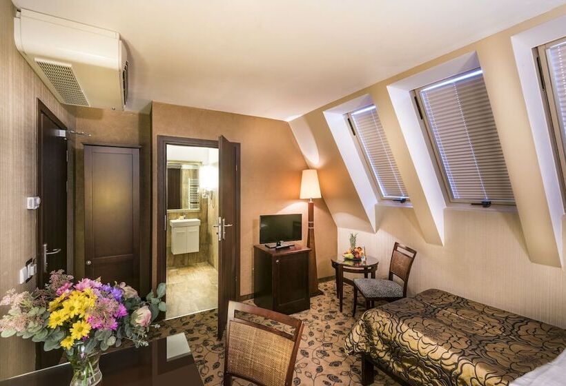 בית מלון כפרי Astoria