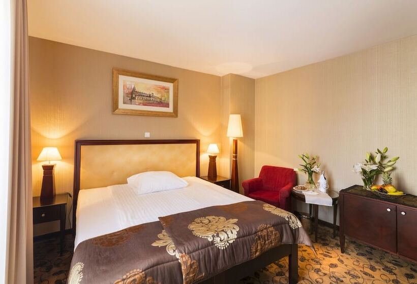 בית מלון כפרי Astoria