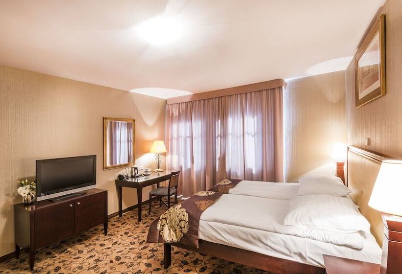 בית מלון כפרי Astoria