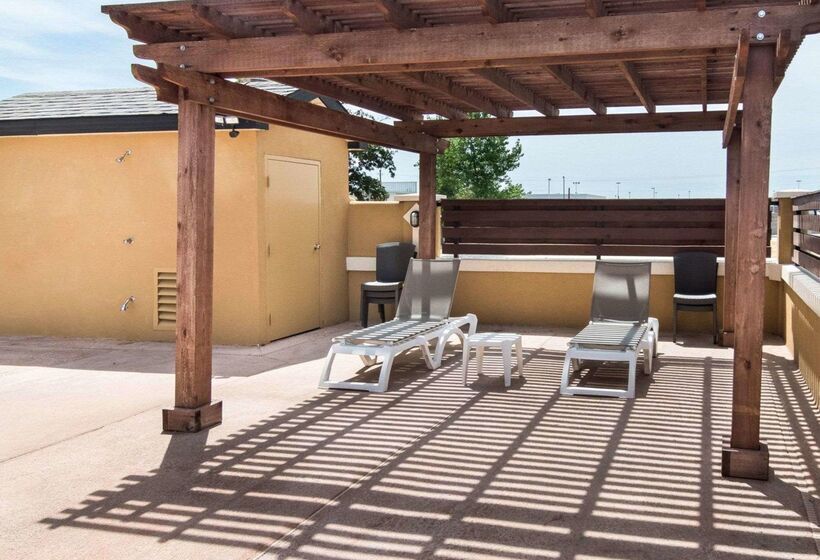 فندق Comfort Suites