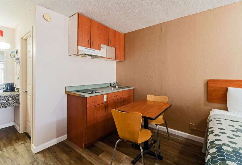 בית מלון כפרי Econo Lodge Inn & Suites Near Bricktown