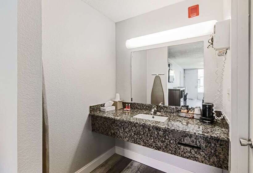 בית מלון כפרי Econo Lodge Inn & Suites Near Bricktown