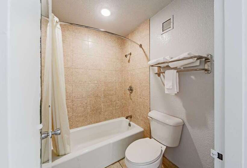 בית מלון כפרי Econo Lodge Inn & Suites Near Bricktown