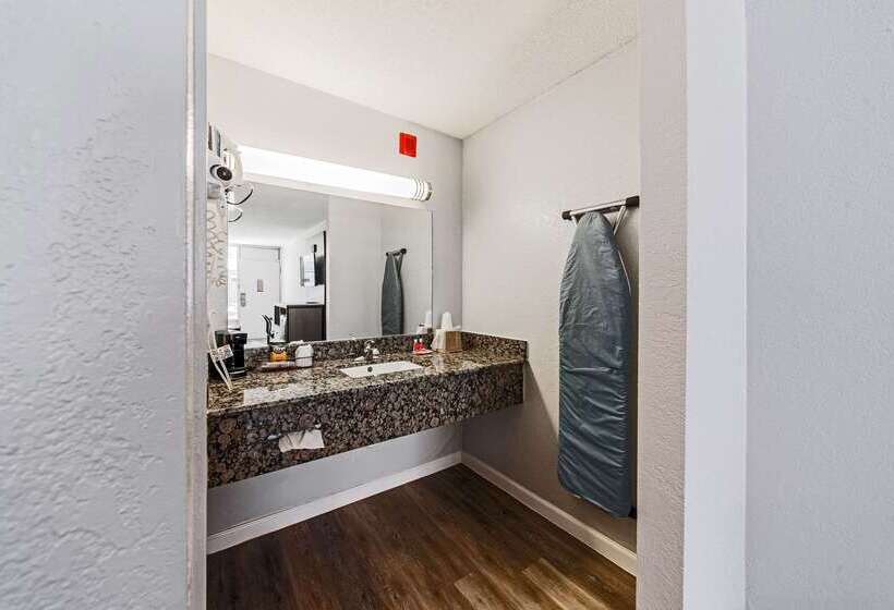 בית מלון כפרי Econo Lodge Inn & Suites Near Bricktown